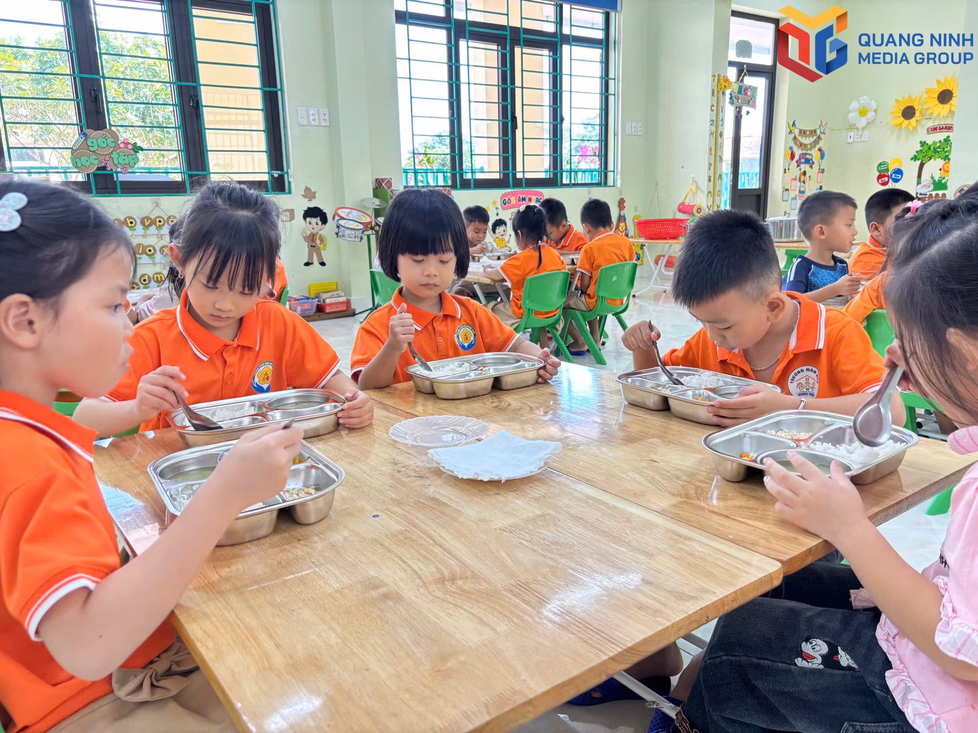 Bữa ăn trưa tại điểm trường trung tâm, Trường Mầm non Quảng Thịnh (xã Quảng Đức).