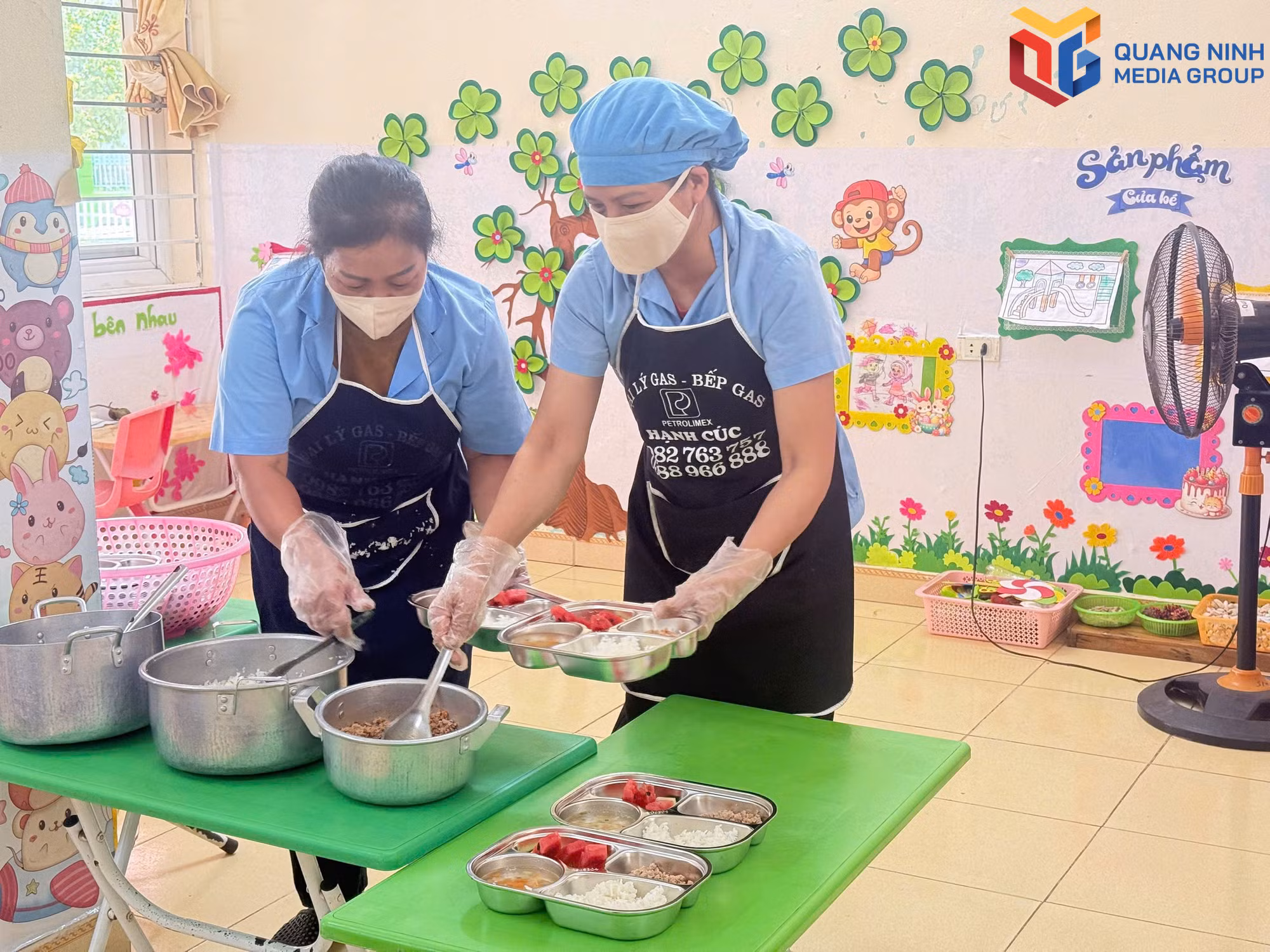 Các cô giáo điểm trường trung tâm, Trường Mầm non Quảng Thịnh (xã Quảng Đức), chia cơm cho trẻ.