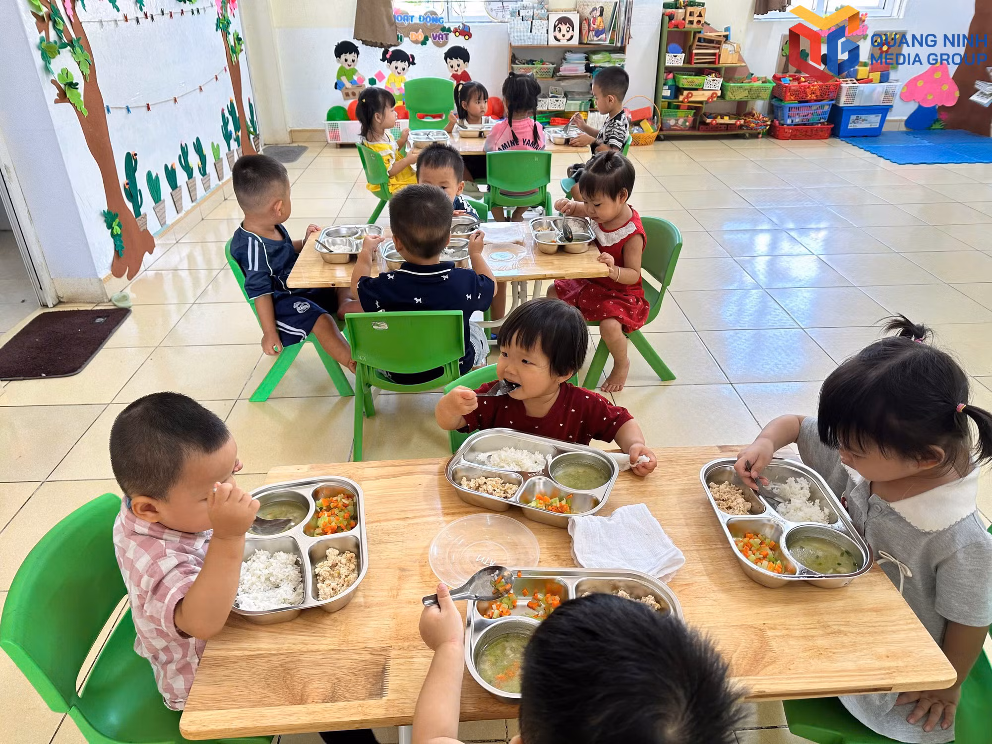 Các bé điểm trường trung tâm, Trường Mầm non Quảng Thịnh (xã Quảng Đức) hào hứng ăn trưa.