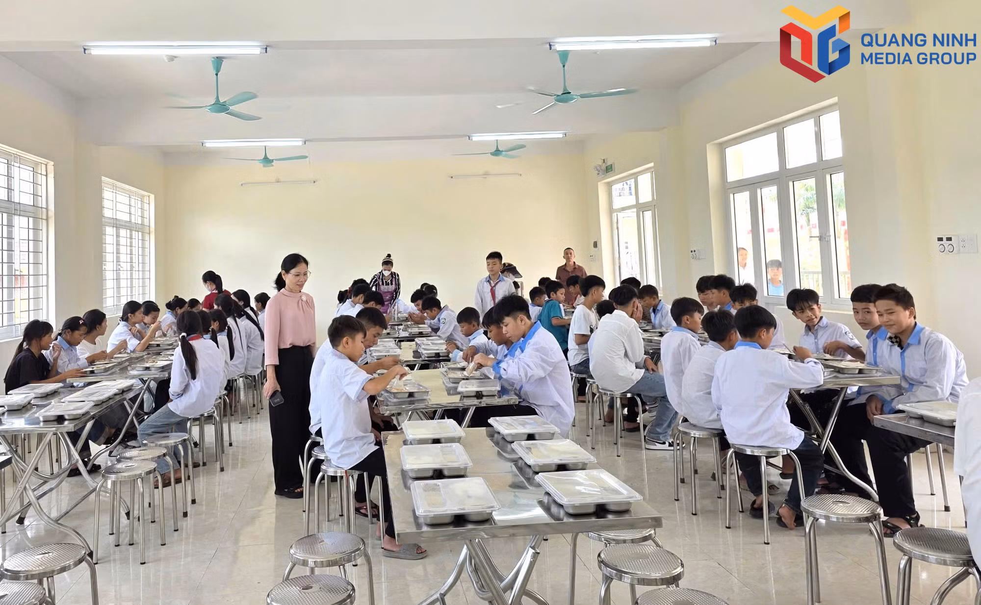 Giờ ăn trưa của học sinh Trường Phổ thông nội trú Tiểu học và THCS Quảng Sơn (xã Đường Hoa).