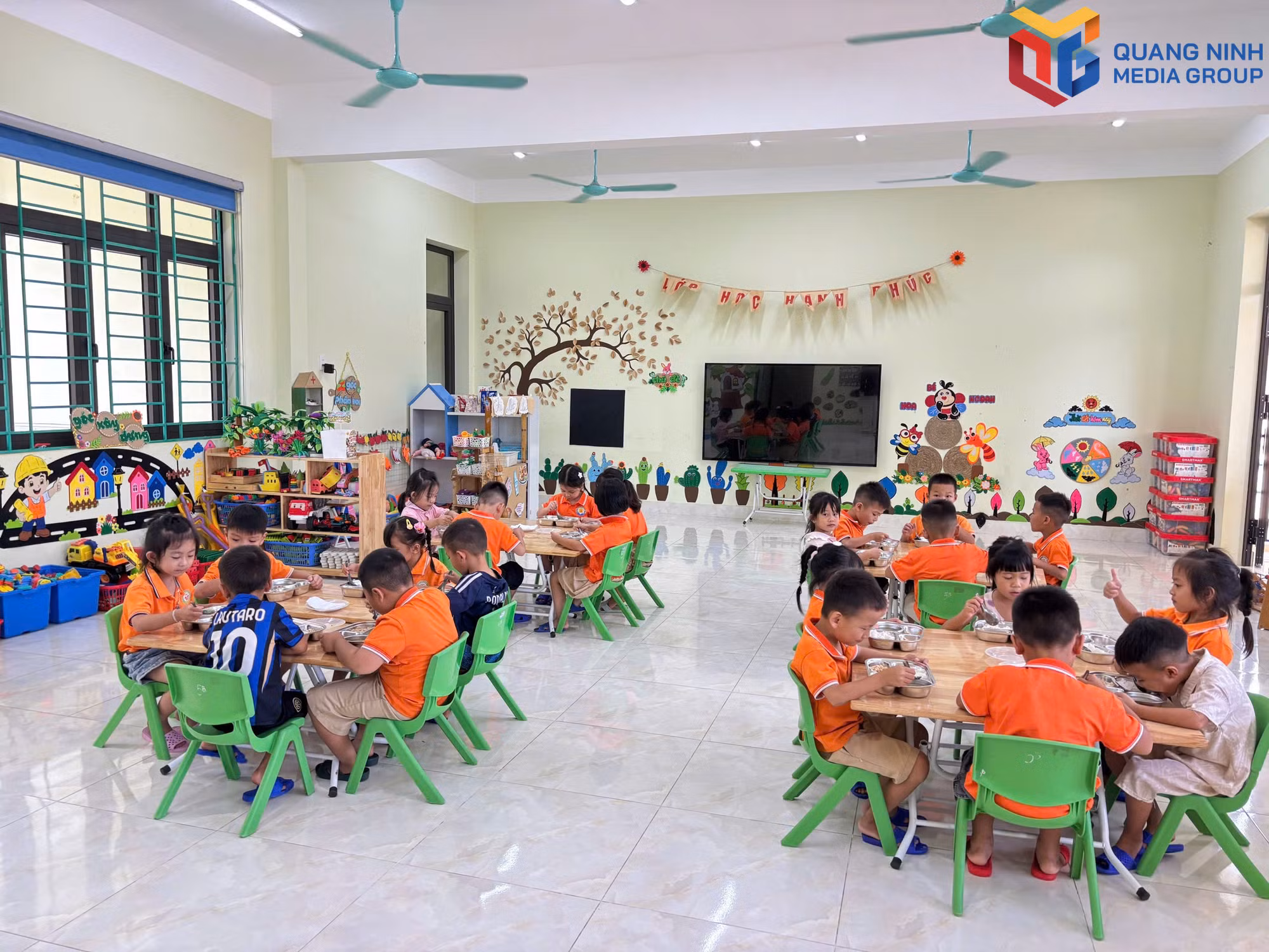 Bữa ăn trưa tại điểm trường trung tâm, Trường Mầm non Quảng Thịnh (xã Quảng Đức).