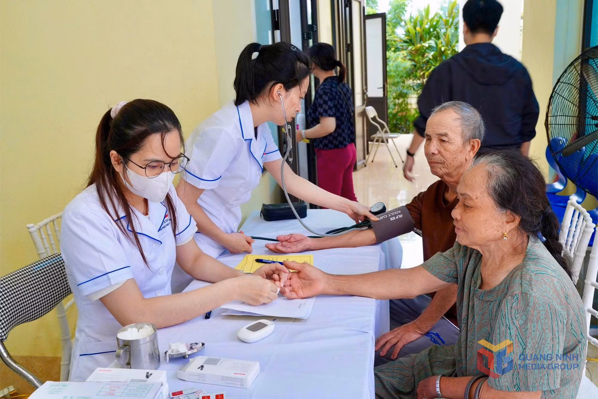 nguoi-dan-phuong-mong-cai-1-duoc-test-nhanh-tieu-duong-do-huyet-ap-trong-chuong-trinh-kham-benh-luu-dong-do-benh-vien-da-khoa-tinh-to-chuc-thang.jpg