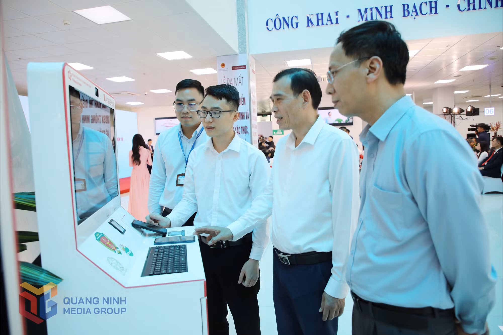 2502594-cac-dai-bieu-tham-quan-trai-nghiem-kiosk-thong-minh-17471129.jpg