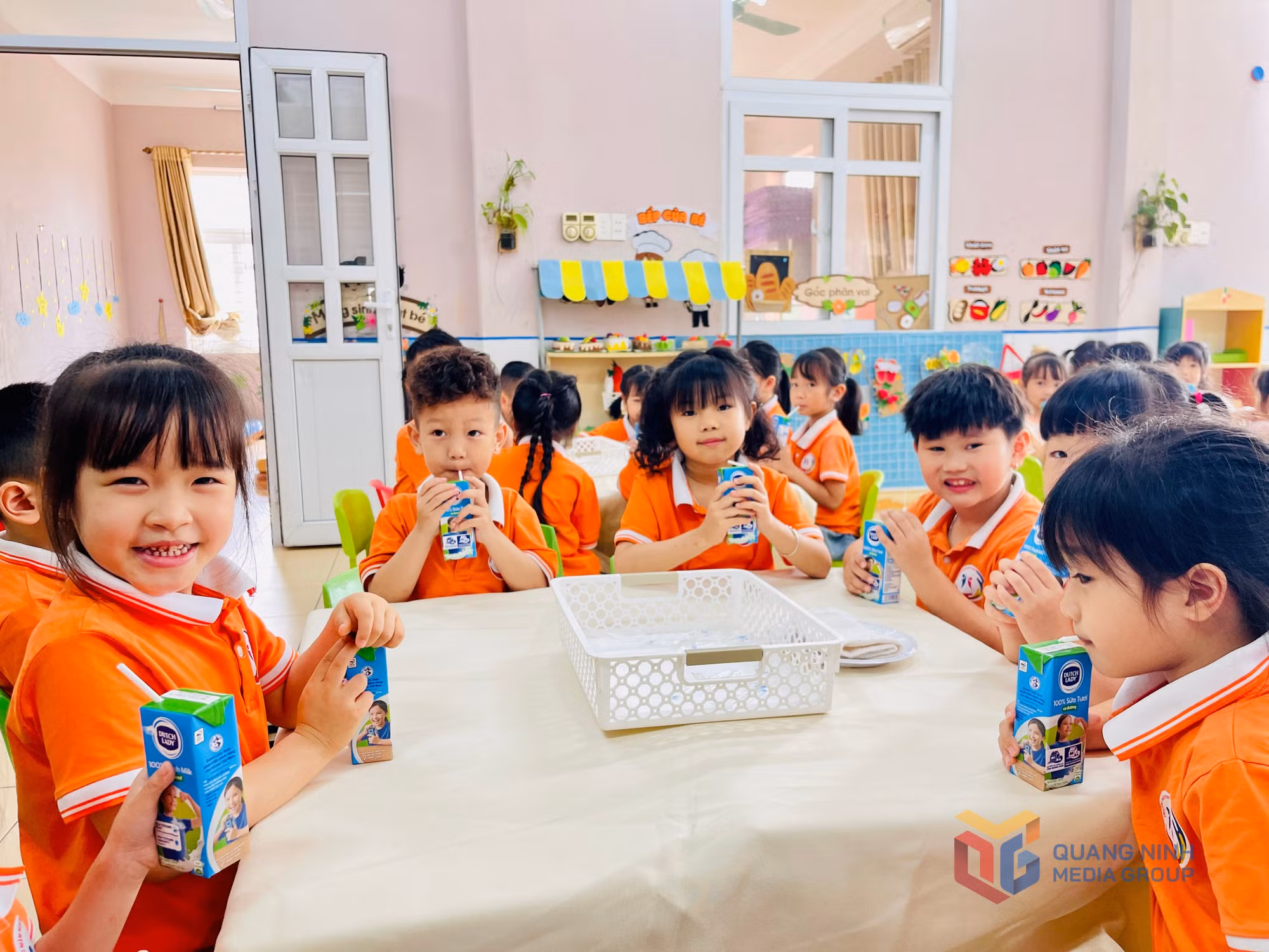 Niềm vui của học sinh Trường Mầm non Trới (phường Hoành Bồ) trong ngày đầu tiên uống sữa tươi tại trường.
