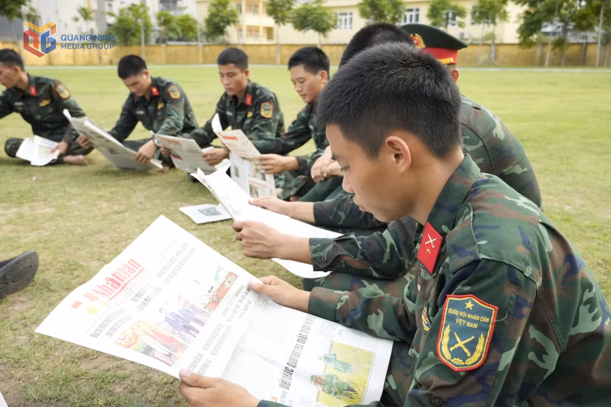 can-bo-chien-si-llvt-tinh-doc-bao-trong-nhung-gio-nghi-giai-lao-sau-huan-luyen-5917.jpg