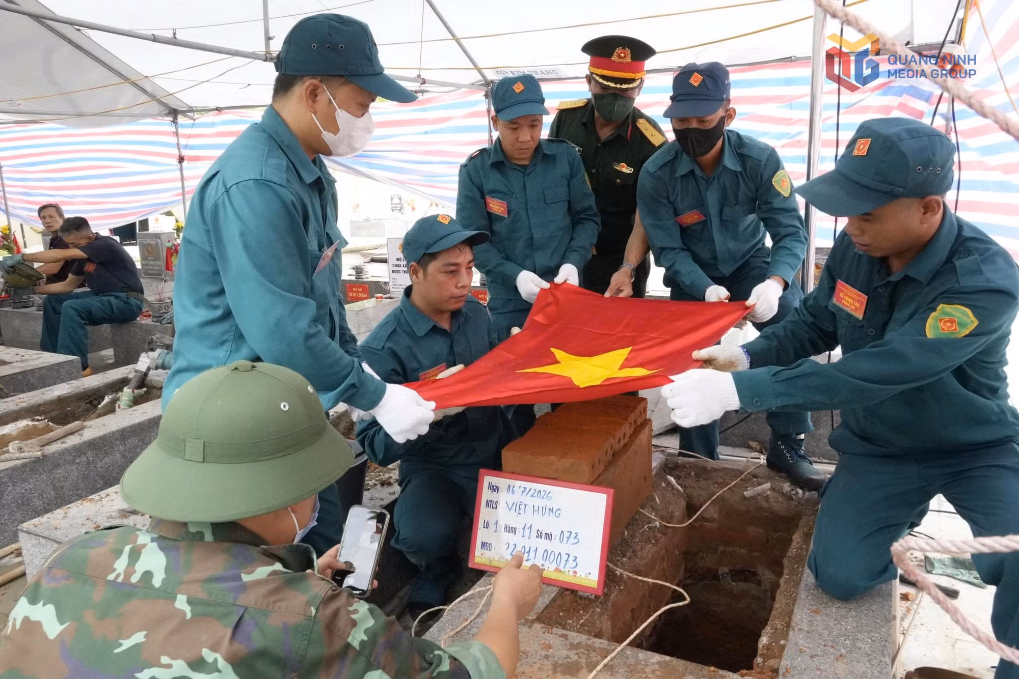 can-bo-chien-si-llvt-thanh-pho-huy-dong-tham-gia-khai-quat-lay-mau-hai-cot-liet-si-365.jpg