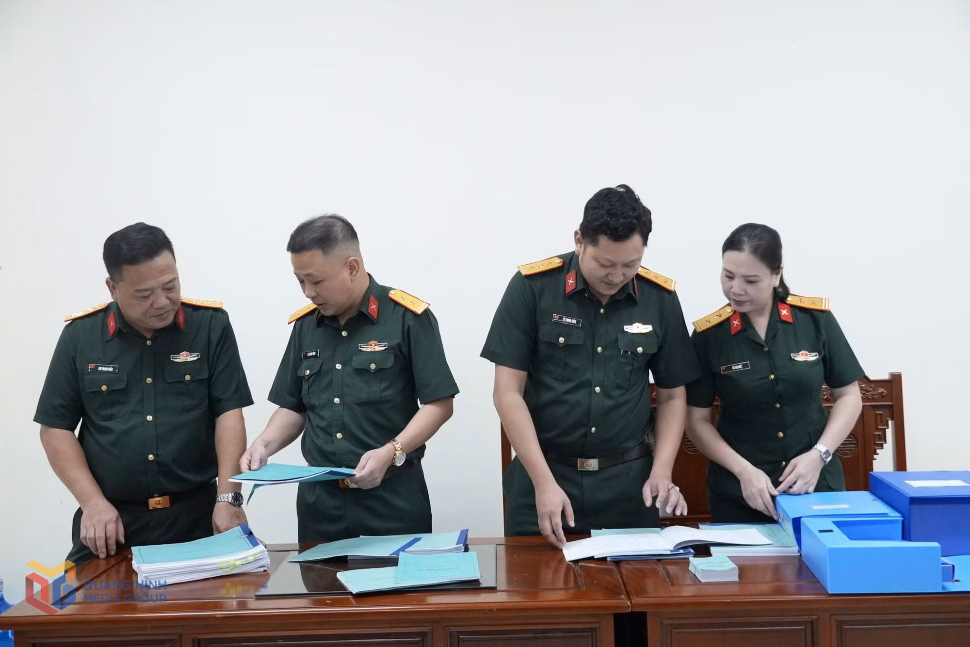 can-bo-ban-quan-luc-ra-soat-trao-doi-noi-dung-dang-ky-quan-ly-cong-dan-trong-do-tuoi-san-sang-nhap-ngu-2622.jpg