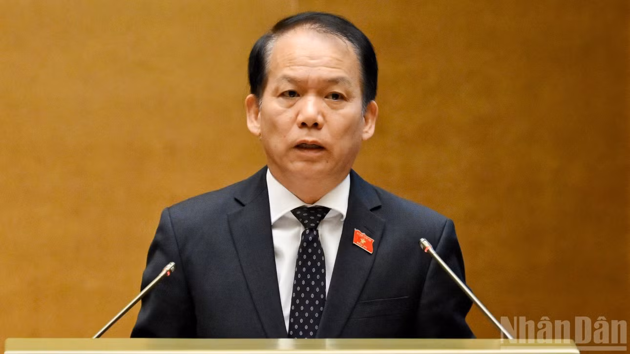Thừa ủy quyền của Thủ tướng, Bộ trưởng Tư pháp Hoàng Thanh Tùng trình bày Tờ trình dự án Luật. (Ảnh: THỦY NGUYÊN)
