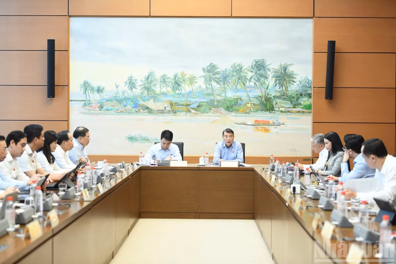 Quang cảnh phiên thảo luận ở Tổ 3. (Ảnh: DUY LINH)