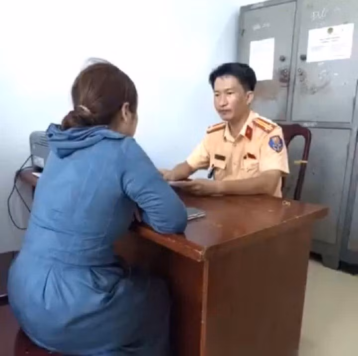 Bà H. làm việc với lực lượng chức năng. (Ảnh: C.A)