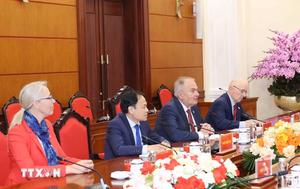 Đoàn đại biểu Đảng Công nhân Hungary tại buổi tiếp - Ảnh: TTXVN
