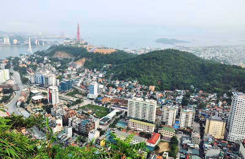Quá trình chinh phục đỉnh núi này, du khách sẽ được ngắm nhiều cảnh đẹp. Đó là được ngắm nhìn TP Hạ Long từ trên cao.