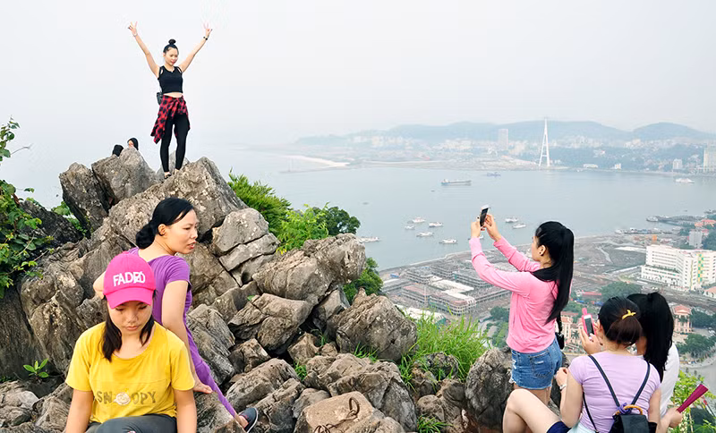 Mặc dù đỉnh núi khá chênh vênh nhưng nhiều du khách vẫn cố chinh phục để có được những bức hình ấn tượng nhất.