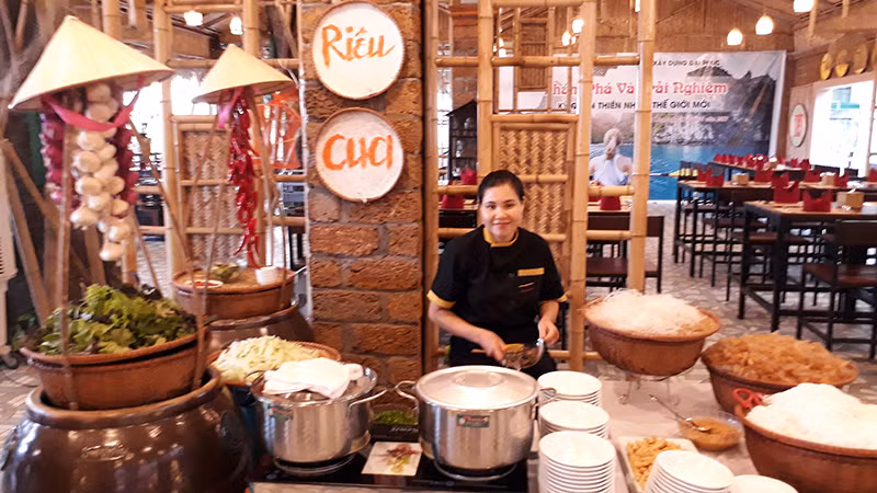 Nơi phục vụ các loại bún được trang trí như gánh quà quê.
