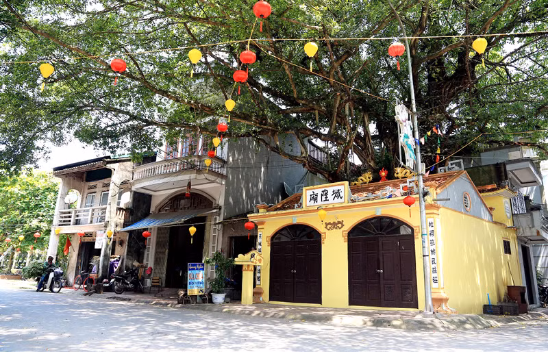 Tiên Yên hiện vẫn còn giữ được những nét cổ kính với những ngôi nhà cổ, miếu cổ.