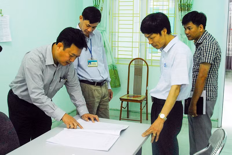 Đoàn giám sát của HĐND tỉnh giám sát công tác tiếp công dân tại UBND xã Vạn Yên, huyện Vân Đồn. Ảnh: Hoàng Giang