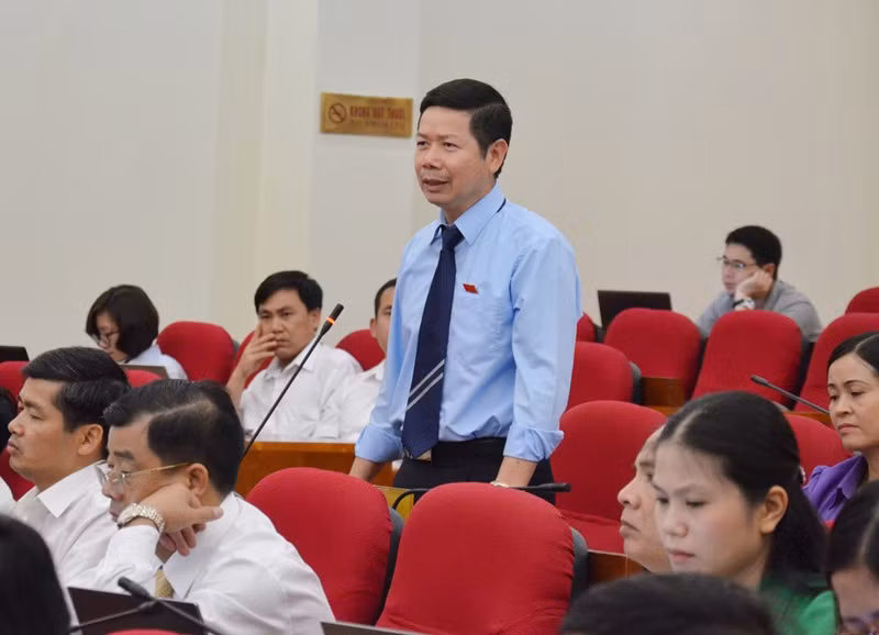 ĐB Vũ Thành Long chất vấn lãnh đạo Sở Y tế.
