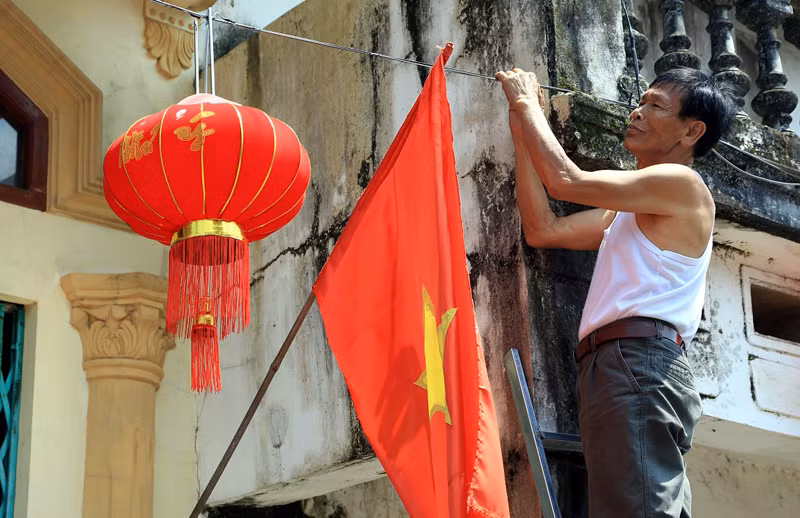 Xã hội hóa việc trang trí tuyến phố đi bộ, được người dân đồng... tham gia, bằng việc từ trang trí, làm đẹp cho khu phố mình.