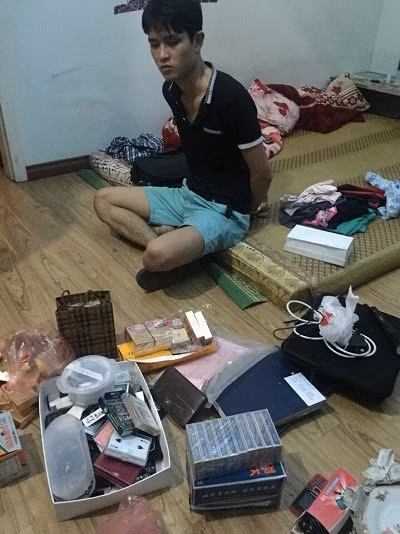 Cơ quan công an thu giữ tang vật tại số nhà 834 Trương Định, Hoàng Mai, Hà Nội.