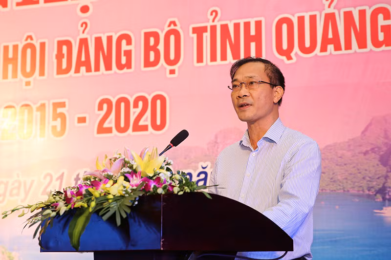 Đồng chí Vũ Hồng Thanh, Phó Bí thư Tỉnh ủy trình bày báo cáo tại hội nghị.