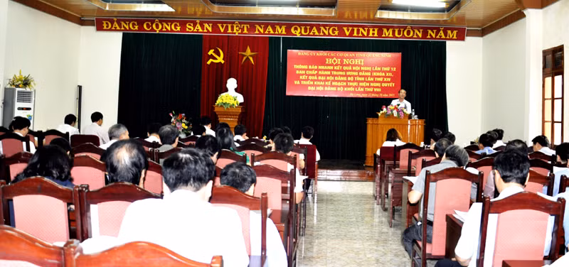 Đảng uỷ Khối các cơ quan tỉnh tổ chức Hội nghị thông báo nhanh kết quả Hội nghị thứ 12 Ban Chấp hành Trung ương Đảng (khoá XII), kết quả Đại hội Đảng bộ tỉnh lần thứ XIV. Ảnh: Nguyễn Huế