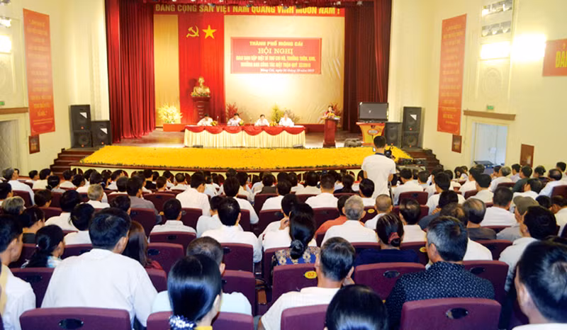 Ngày 24-10-2015, TP Móng Cái tổ chức hội nghị thông tin kết quả Đại hội Đảng bộ tỉnh lần thứ XIV, nhiệm kỳ 2015-2020 đến cán bộ chủ chốt các phòng ban, thôn, khu phố trên địa bàn. Ảnh: Phương Thúy