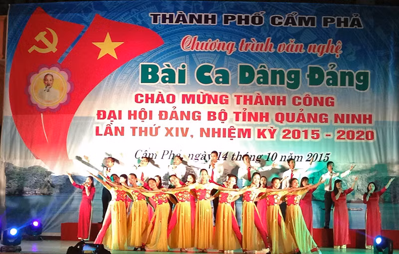 TP Cẩm Phả tổ chức chương trình văn nghệ chào mừng thành công Đại hội Đảng bộ tỉnh Quảng Ninh lần thứ XIV, nhiệm kỳ 2015-2020 với chủ đề “Bài ca dâng Đảng”. Ảnh: Ngô Dịu