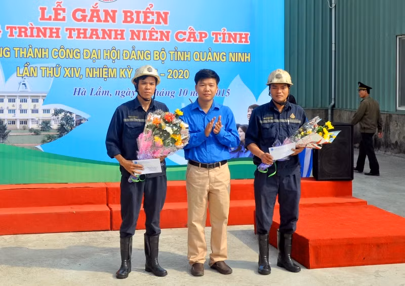 Đoàn Thanh niên công ty CP Than Hà Lầm khen thưởng hai chi đoàn KTCB 5 và KTCB 6 trực tiếp thi công công trình.