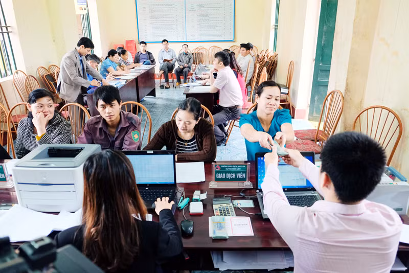Cán bộ NHCSXH huyện Bình Liêu giải ngân vốn cho người dân xã Tình Húc, huyện Bình Liêu.