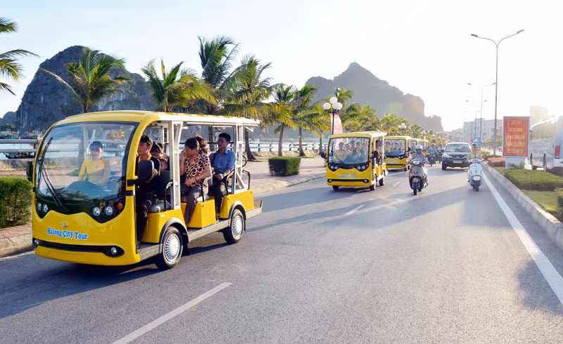 Du khách có thể khám phá Hạ Long bằng xe điện.