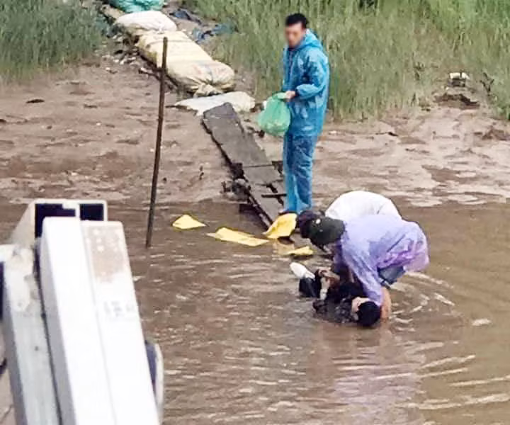 Thi thể nạn nhân được tìm thấy và bàn giao cho gia đình để lo hậu sự.