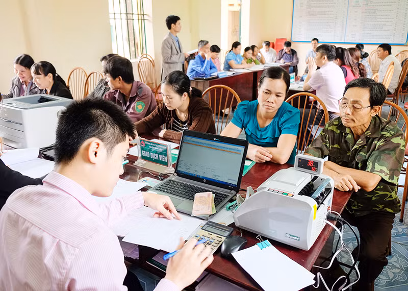 Ngân hàng CSXH huyện Bình Liêu thực hiện giải ngân vốn tại xã Tình Húc.