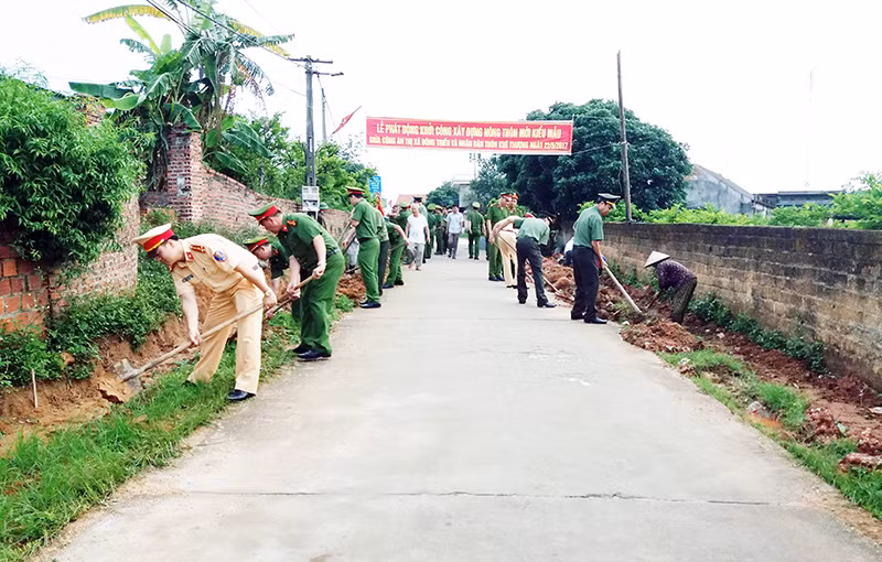 Công an TX Đông Triều cùng nhân dân thôn Khe Thượng, xã Việt Dân, TX Đông Triều dọn vệ sinh môi trường. Ảnh: Trần Thuyết (CTV)