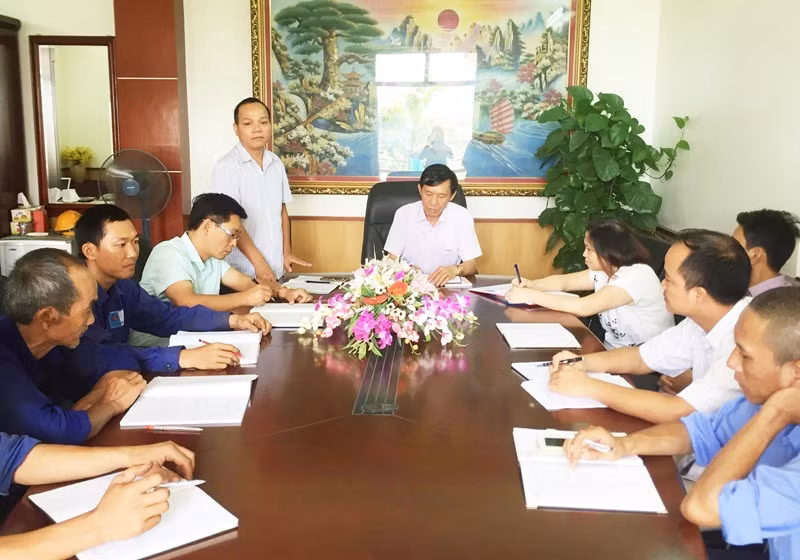Đảng bộ Khối Doanh nghiệp TP Hạ Long phân công các đảng ủy viên thường xuyên dự sinh hoạt tại các chi bộ DNNNN. Trong ảnh: Một buổi sinh hoạt của Chi bộ Công ty CP Xây lắp Hạ Long II.