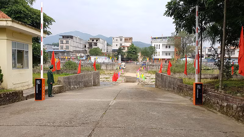 Lối mở Pò Hèn (Việt Nam) - Thán Sản (Trung Quốc).