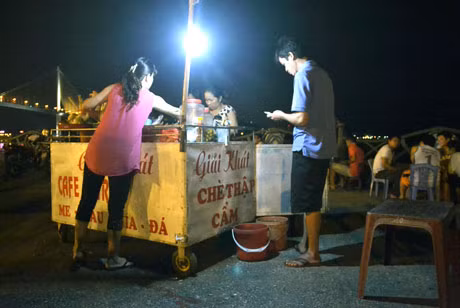 Bán hàng tại khu vực bến phà Bãi Cháy cũ về đêm.