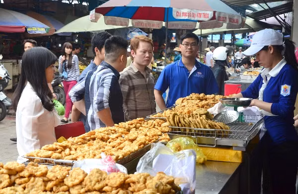 Chả mực được đưa ra thị trường bày bán đến tay người tiêu dùng.