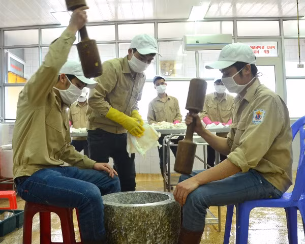Sau giai đoạn sơ chế, nguyên liệu được xay rối rồi giã tay, trộn những liều lượng phụ gia “gia truyền” tạo độ dính và quánh.