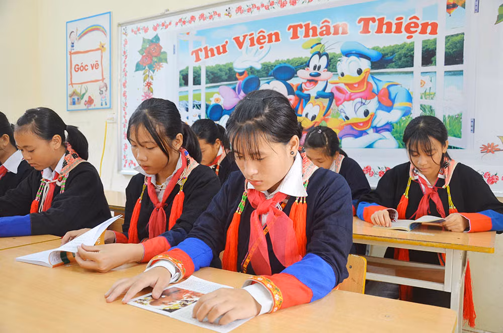Học sinh Trường TH-THCS Bằng Cả đọc sách ở thư viện.