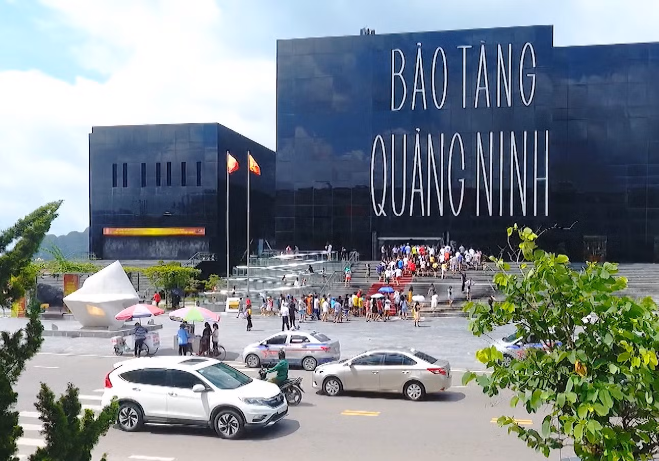 Các điểm du lịch của Quảng Ninh thu hút đông du khách, nhất là trong dịp cuối tuần.