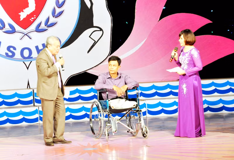 Giao lưu với anh Đinh Viết Quang (TP Hạ Long), một người tàn tật luôn nỗ lực vươn lên tại chương trình “Nối vòng tay nhân ái vì người khuyết tật và trẻ mồ côi” năm 2016.