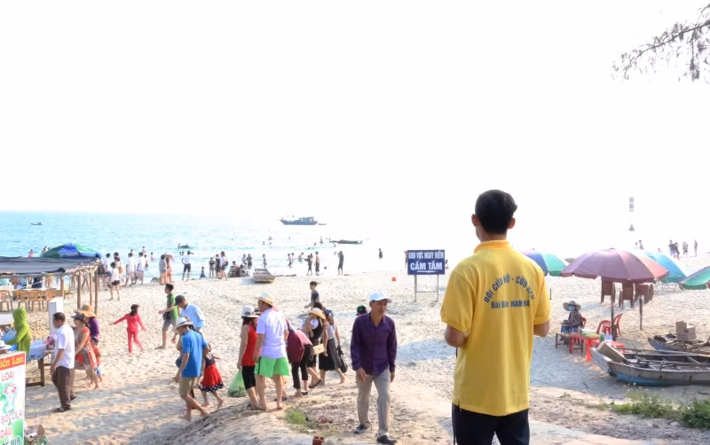 Tại các bãi tắm luôn có sự theo dõi, giám sát của lực lượng cứu hộ cứu nạn và đội tự quản về an ninh trật tự nhằm ứng phó kịp thời với tình huống phát sinh.