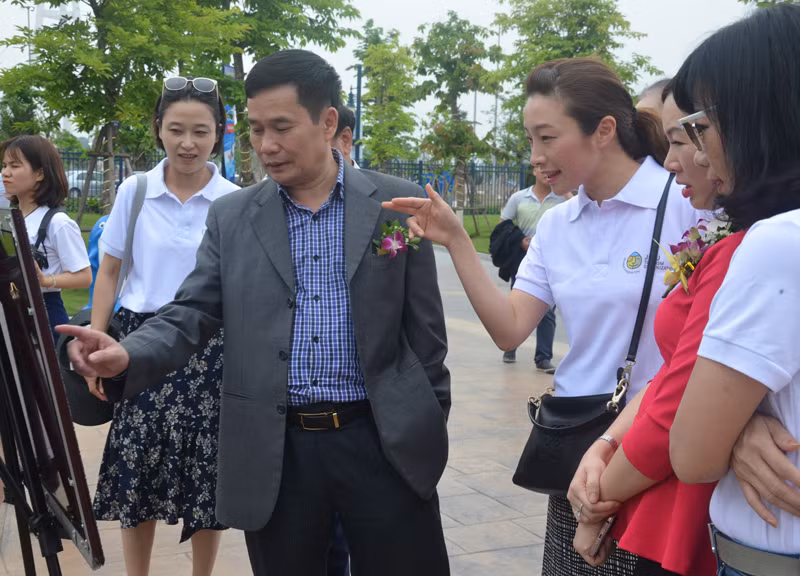 Đại biểu tham quan khu trưng bày ảnh nghệ thuật về đảo Jeju.