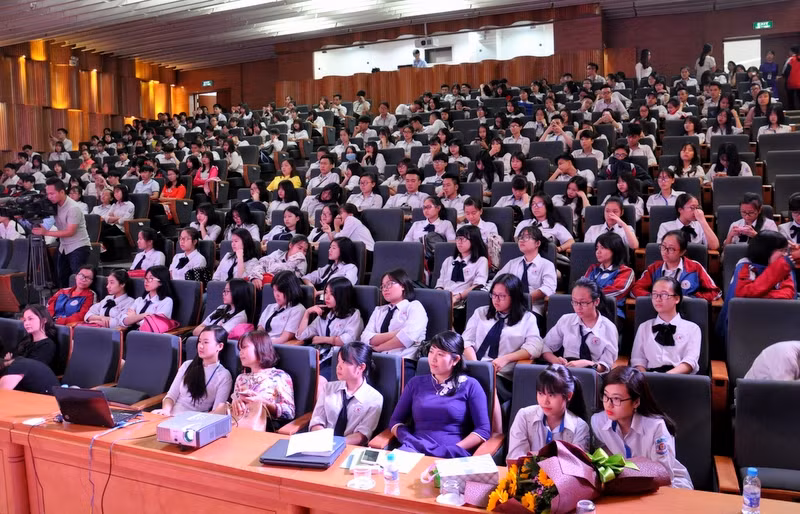 Đông đảo độc giả và các em học sinh đến dự Ngày Sách Việt Nam lần thứ IV năm 2017.
