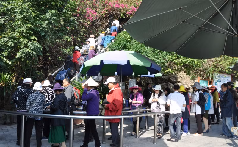 Khách du lịch tham quan động Thiên Cung