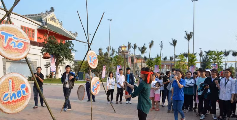 và bịt mắt đập niêu đất