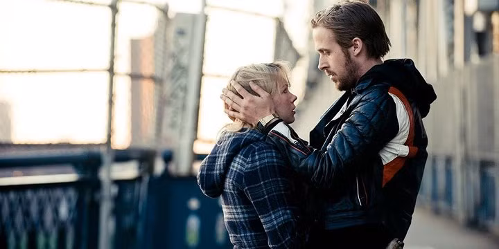  2. Blue Valentine: Phim là câu chuyện về cặp vợ chồng Dean Pereira (Ryan Gosling) và Cindy Heller Pereira (Michelle Williams). Với những giây phút đưa người xem đi từ cảm xúc này đến cảm xúc khác nhau: lúc bay bổng cùng những giây phút tình yêu ngọt ngào, khi lại ngột ngạt trong cuộc hôn nhân đầy bế tắc.