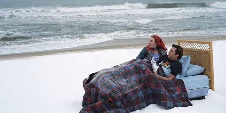  6. Eternal Sunshine of the Spotless Mind: Khác hoàn toàn với những câu chuyện tình yêu vẫn được nhắc đến trên màn ảnh, bộ phim là một câu chuyện tình yêu được kể ngược chiều thời gian, và kết thúc là một cú lội ngược dòng ngoạn mục của các nhân vật chính. Nếu bạn đang thất tình, bộ phim sẽ là món ăn tinh thần thú vị khiến bạn trở nên lạc quan hơn trong cuộc sống.