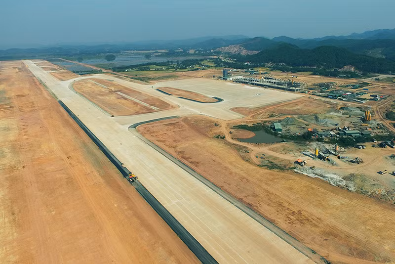 Đường băng Cảng hàng không quốc tế Vân Đồn sau điều chỉnh dài 3,6km, rộng 45m, đáp ứng nhu cầu cất, hạ cánh các loại máy bay thân lớn như Boeing 787, Airbus A350 đã cơ bản hoàn thành thi công.