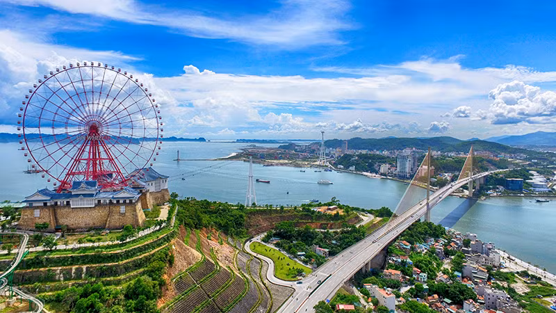 Quảng Ninh đang thực hiện mục tiêu trở thành tỉnh có cơ cấu kinh tế dịch vụ- công nghiệp vào năm 2020.